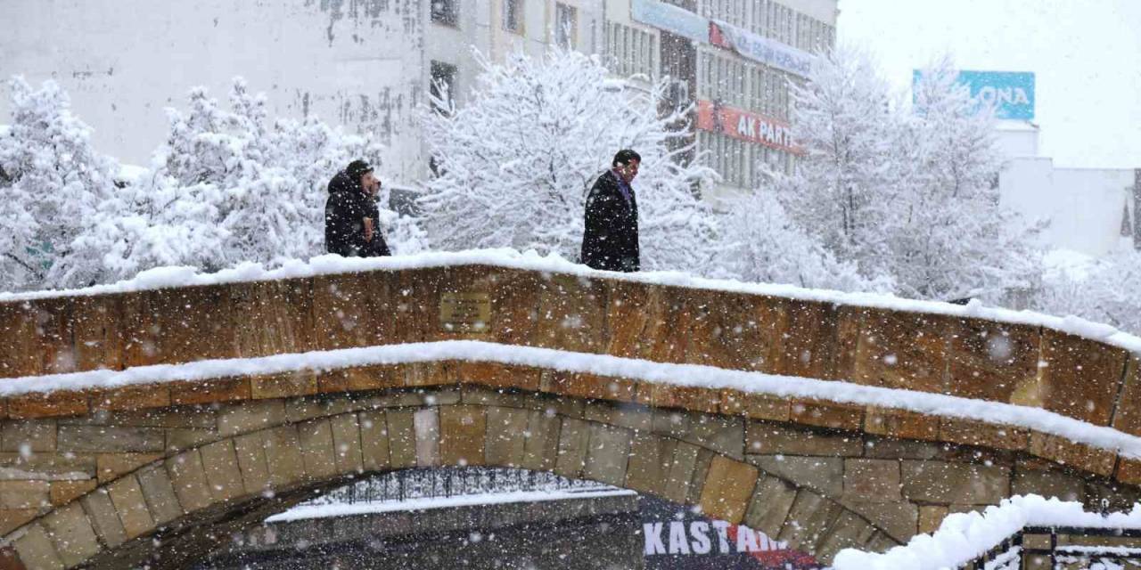 Kastamonu’da Kar Ortaya Kartpostallık Görüntüler Çıkardı: Vatandaşlar Kışın Tadını Çıkardı