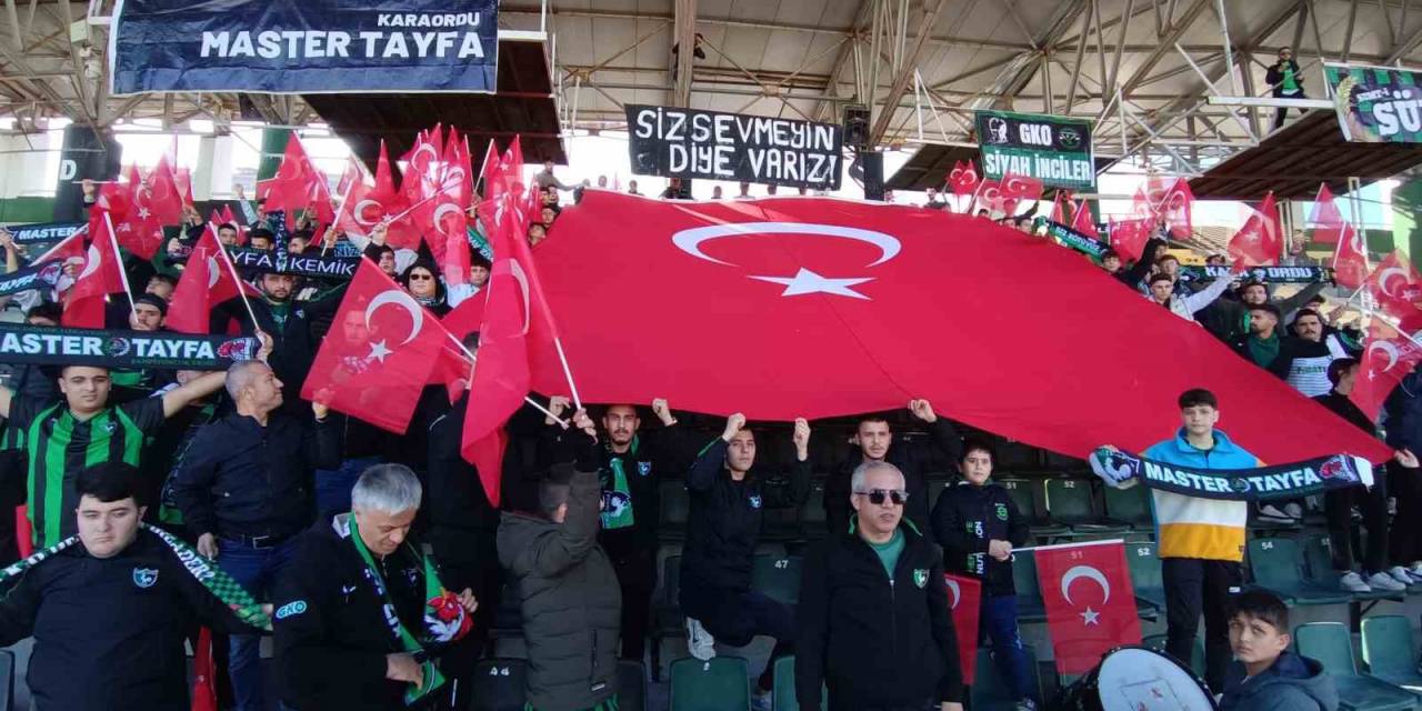 Taraftarlar Maç Öncesi Şehitleri Andı