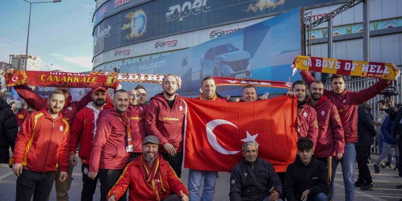 Galatasaray Taraftarı Stada Geldi