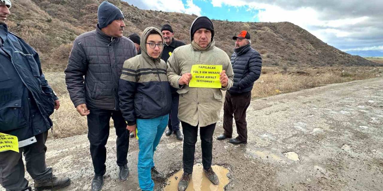 Kahramankazanlılar 35 Mahalleyi Başkent’e Bağlayan Yolun Onarılmasını İstiyor