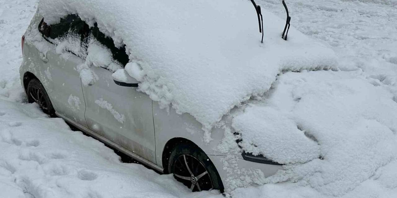 Yüksekova’da Tek Katlı Evler Ve Araçlar Kara Gömüldü