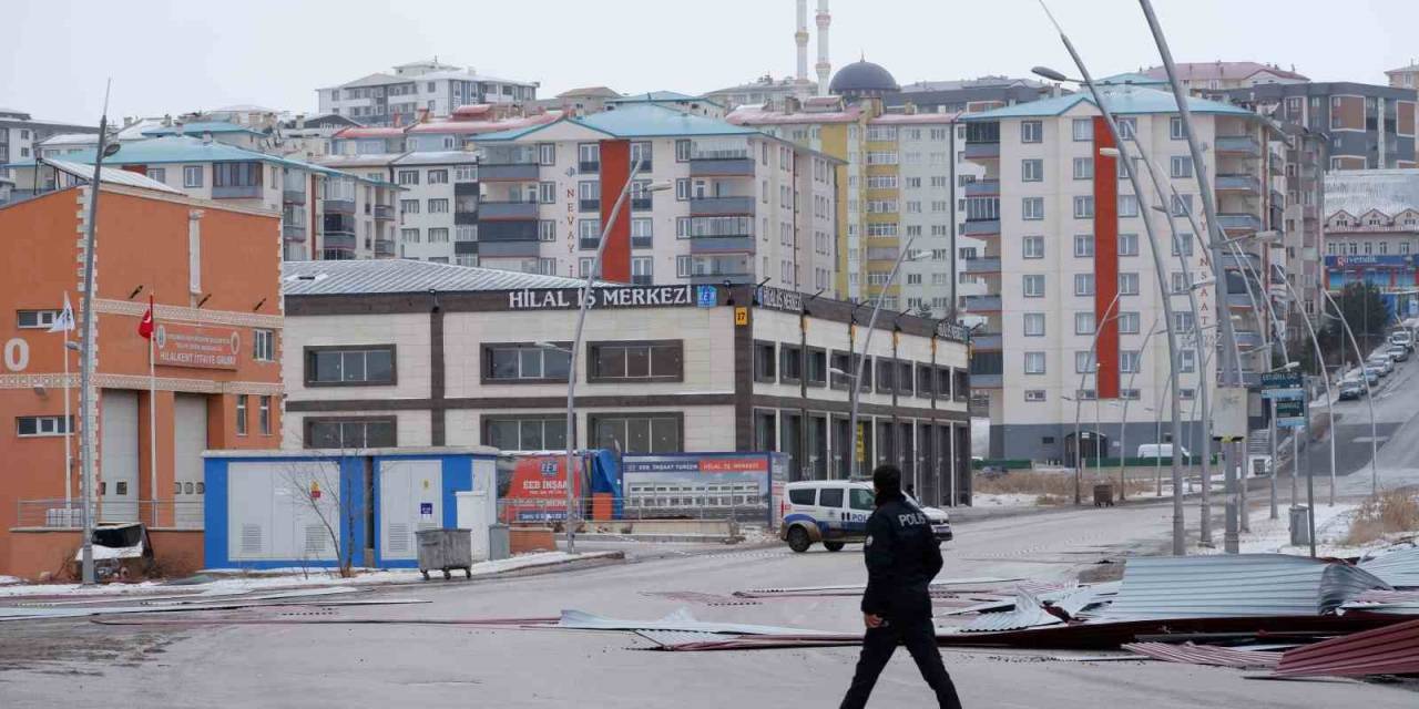 Erzurum’da Fırtına Çatıları Uçurdu
