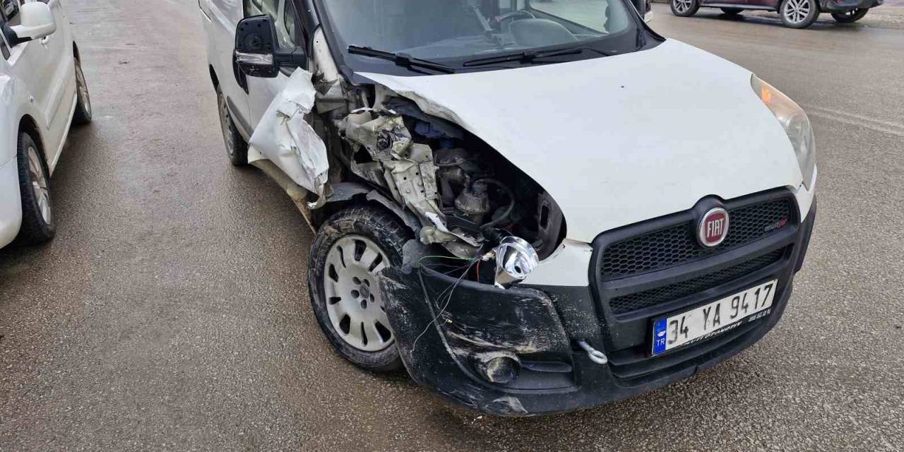 Arkadaşını Almak İçin Durdurduğu Aracına, Başka Araç Arkadan Çarptı