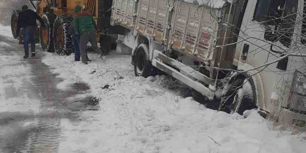 Tokat’ta Karda Kayan Kamyon Yan Yattı
