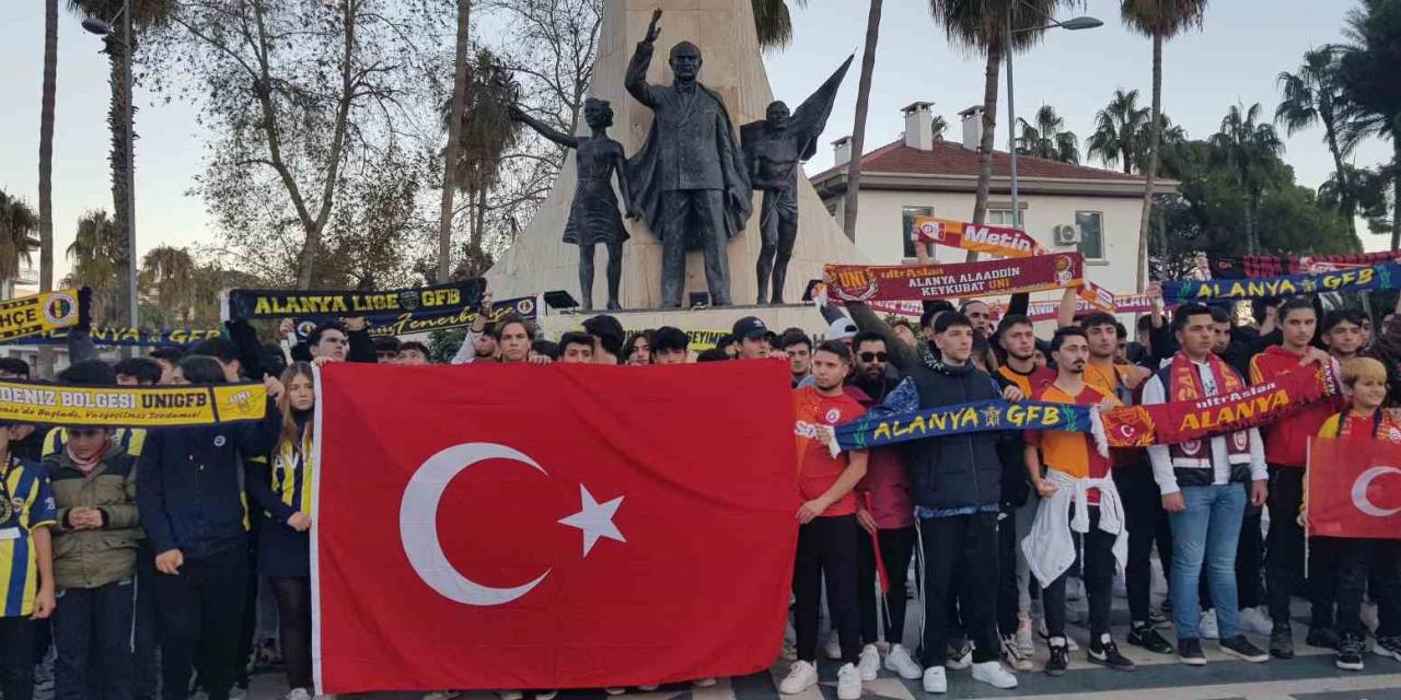 Antalya’da Vatandaşlar Terörü Protesto Etti
