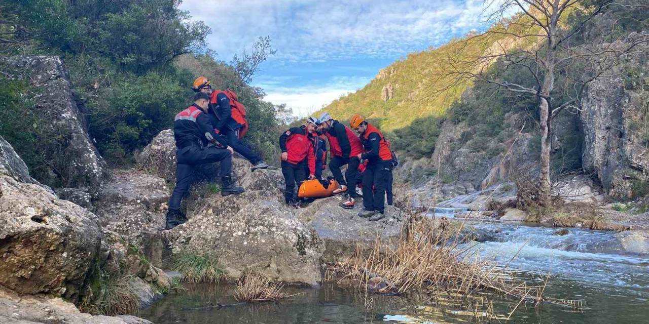 Kanyonda Ailesiyle Gezerken Düşen Şahıs 2 Saatte Kurtarıldı