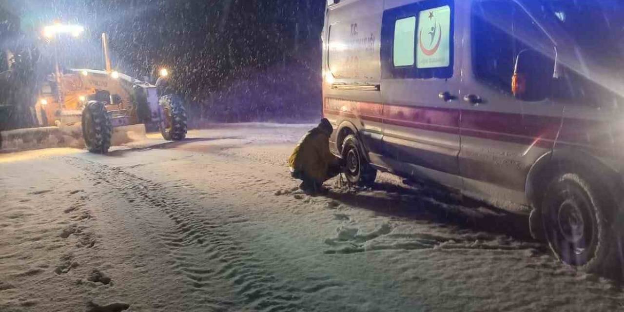 Kar Nedeniyle Köyde Mahsur Kalan Hasta Uzun Uğraşlar Sonucu Hastaneye Kaldırıldı