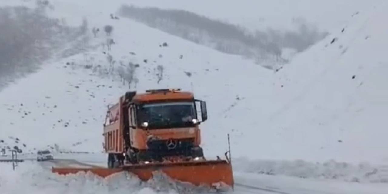 Karayolları 11. Bölge Müdürlüğü’nün Yoğun Kar Mesaisi Devam Ediyor