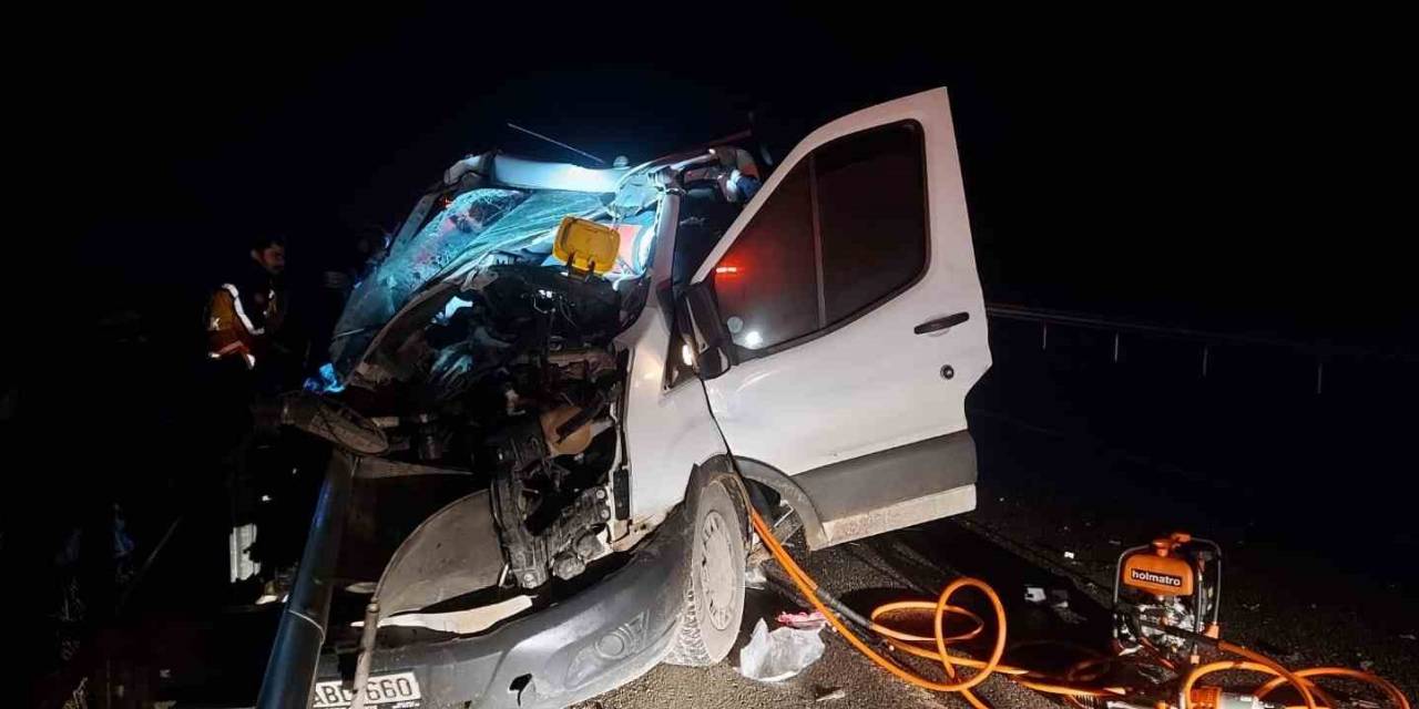 Uşak’ta Kamyonet İle Kamyon Çarpıştı: 1 Ölü