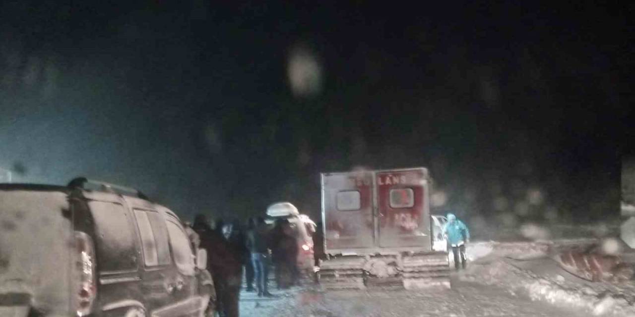 Ağrı’da Kepçe Uçurumdan Düştü: 1 Ölü, 2 Kayıp