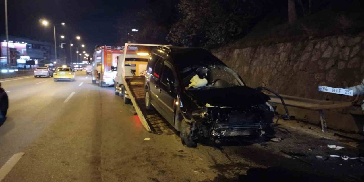 Kadıköy’de Kontrolden Çıkan Otomobil Önündeki Araca Çarpıp Bariyere Savruldu: 1 Yaralı
