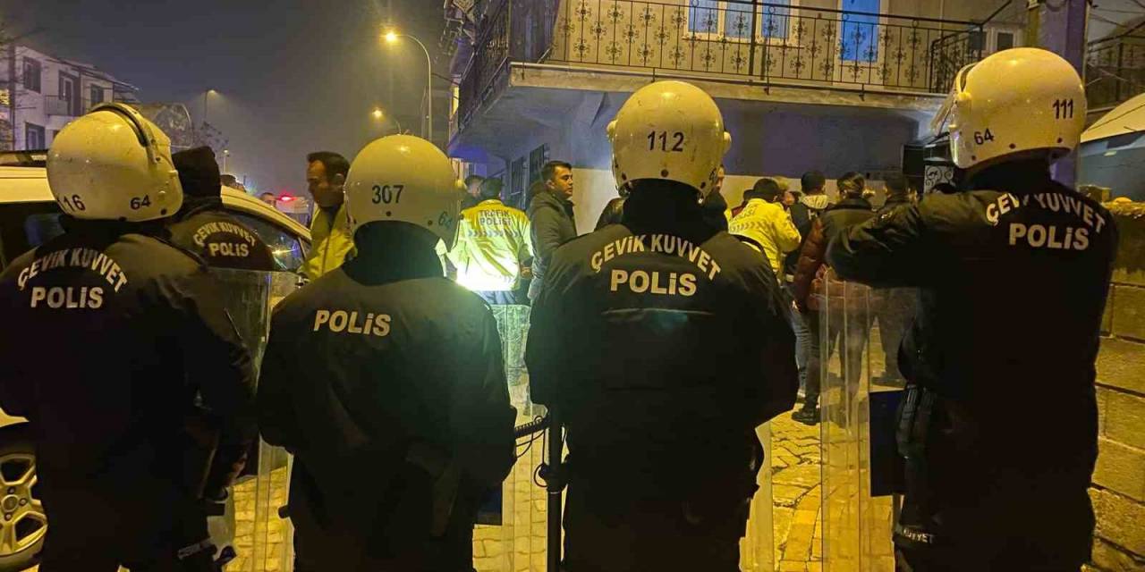 Uşak’ta “Dur” İhtarına Uymayan Şüpheliler Polis Aracını Yumrukladı