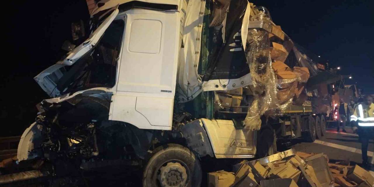 Tem Otoyolu’nda Kontrolden Çıkan Kuruyemiş Yüklü Tır Bariyerlere Girdi: 1 Yaralı