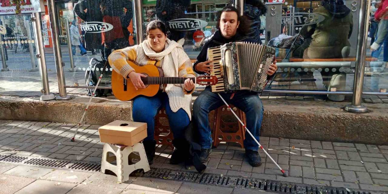 Yaz Kış Demeden Sanatlarını Devam Ettiriyorlar