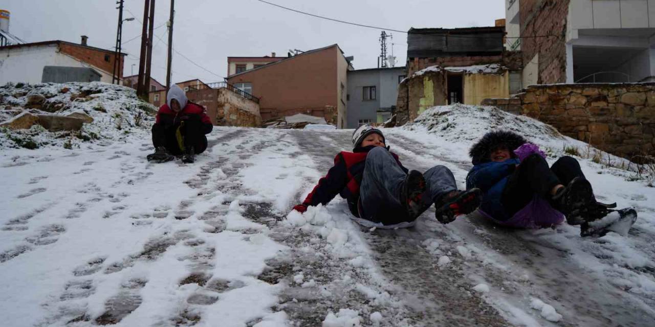 Bayburt’ta Kar Nedeniyle Okullar 1 Gün Tatil Edildi