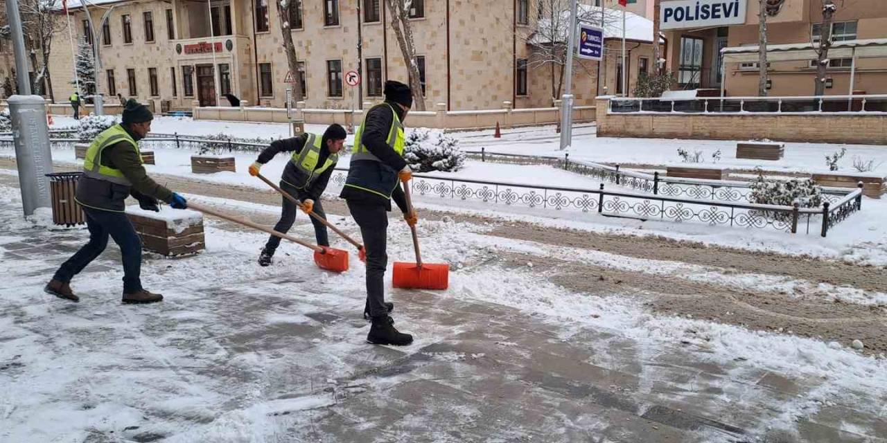 Bayburt Belediyesi Yaya Ve Sürücüler İçin Seferber Oluyor: Karla Mücadele Aralıksız Sürüyor