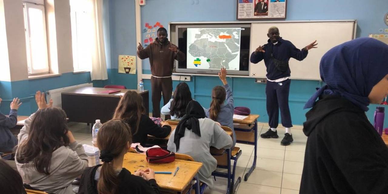 Yabancı Öğrenciler Liseli Gençlere Ülkelerini Tanıttı