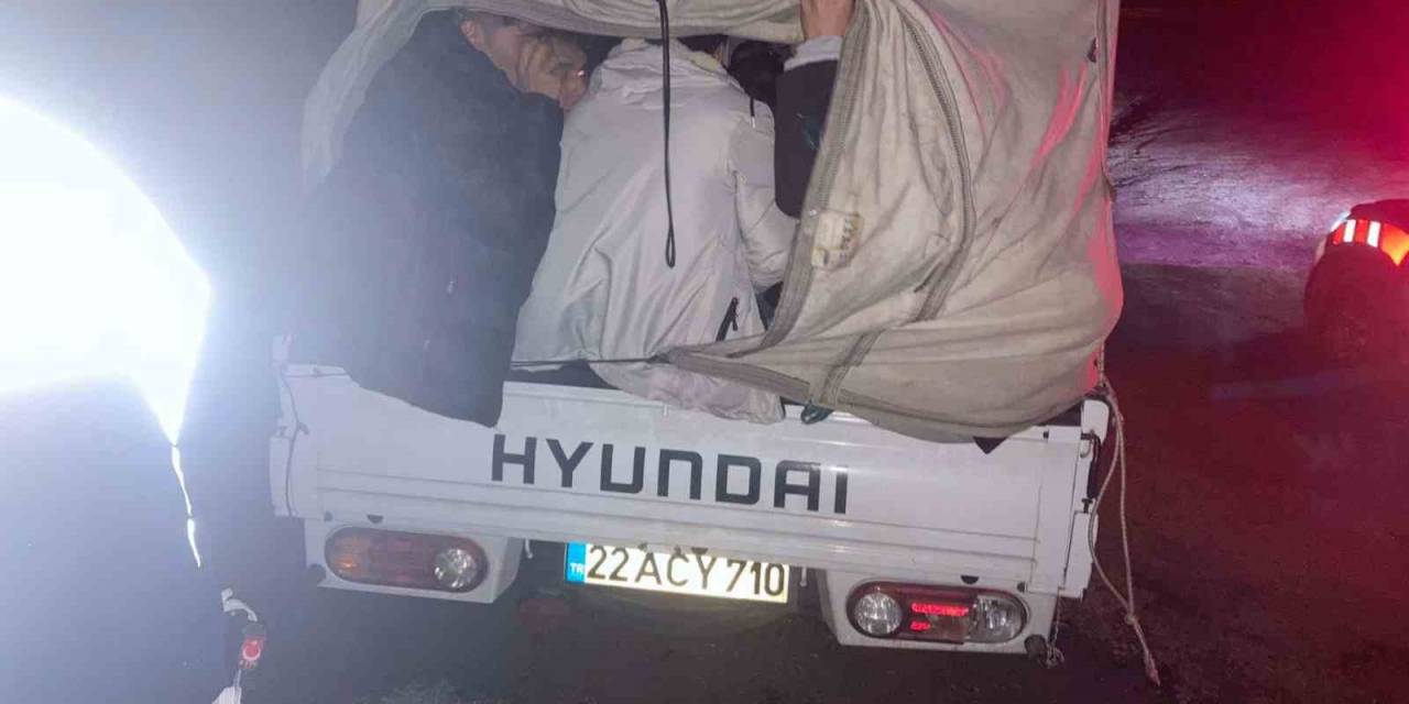 Ayvacık’ta Kamyonet Kasasından 31 Kaçak Göçmen Çıktı