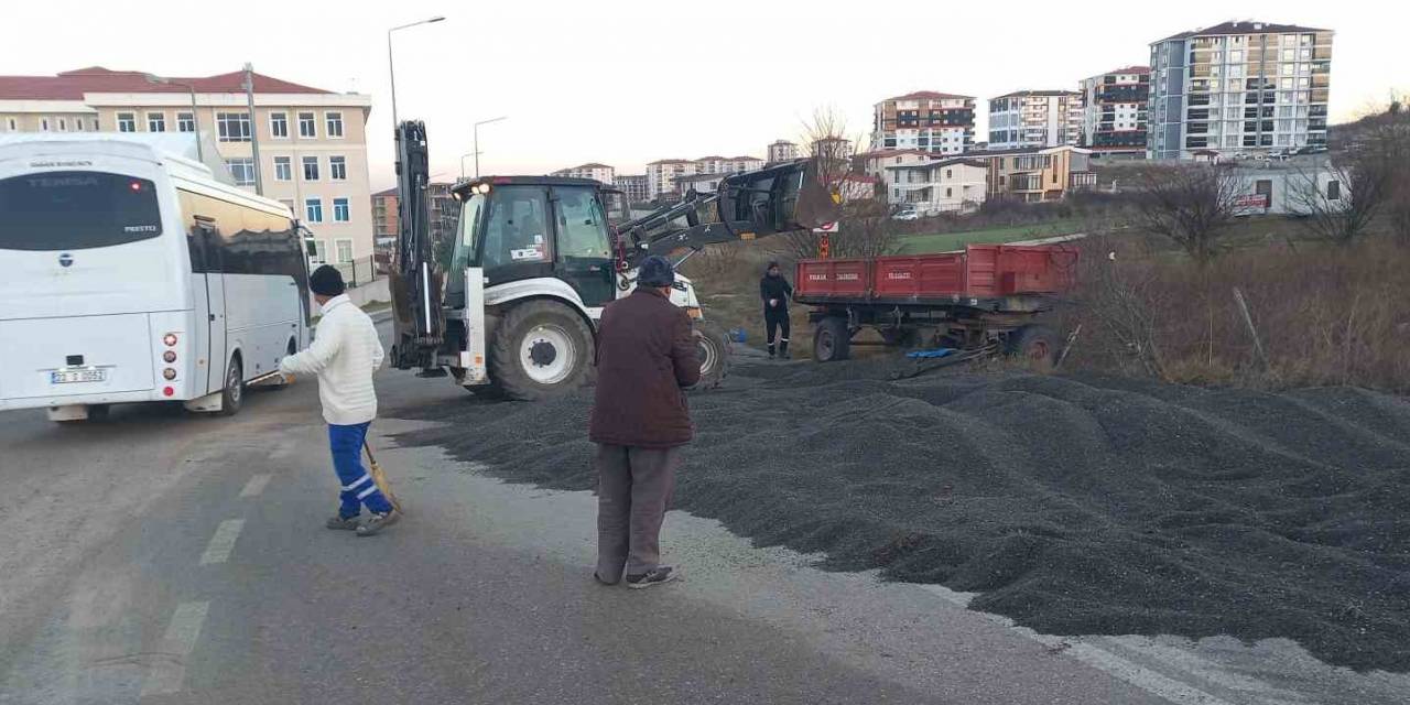 Römork Devrildi: Yol, Ayçiçeği Harmanına Dönüştü