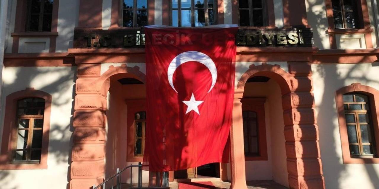 Belediyeye Ait Binalara Türk Bayrakları Asıldı