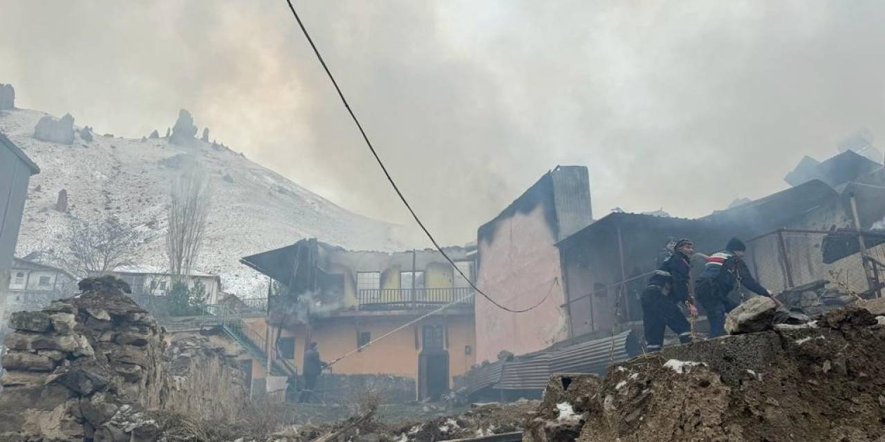 Divriği’de Korkutan Yangın: 5 Ev Zarar Gördü