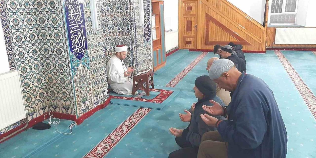 Dumlupınar’da Şehitler İçin Sabah Namazında Kur’an Okunup Dua Edildi