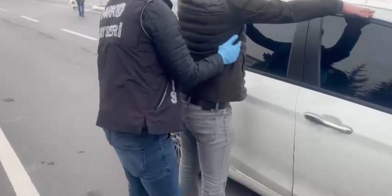 Kayseri’de Uyuşturucu Tacirlerine Suçüstü: 2.7 Kilo Uyuşturucu Madde Ele Geçirildi