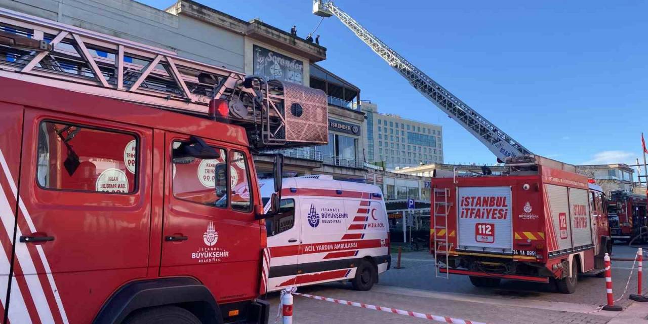 Pendik’te Avm’nin Restoranında Çıkan Yangın Söndürüldü