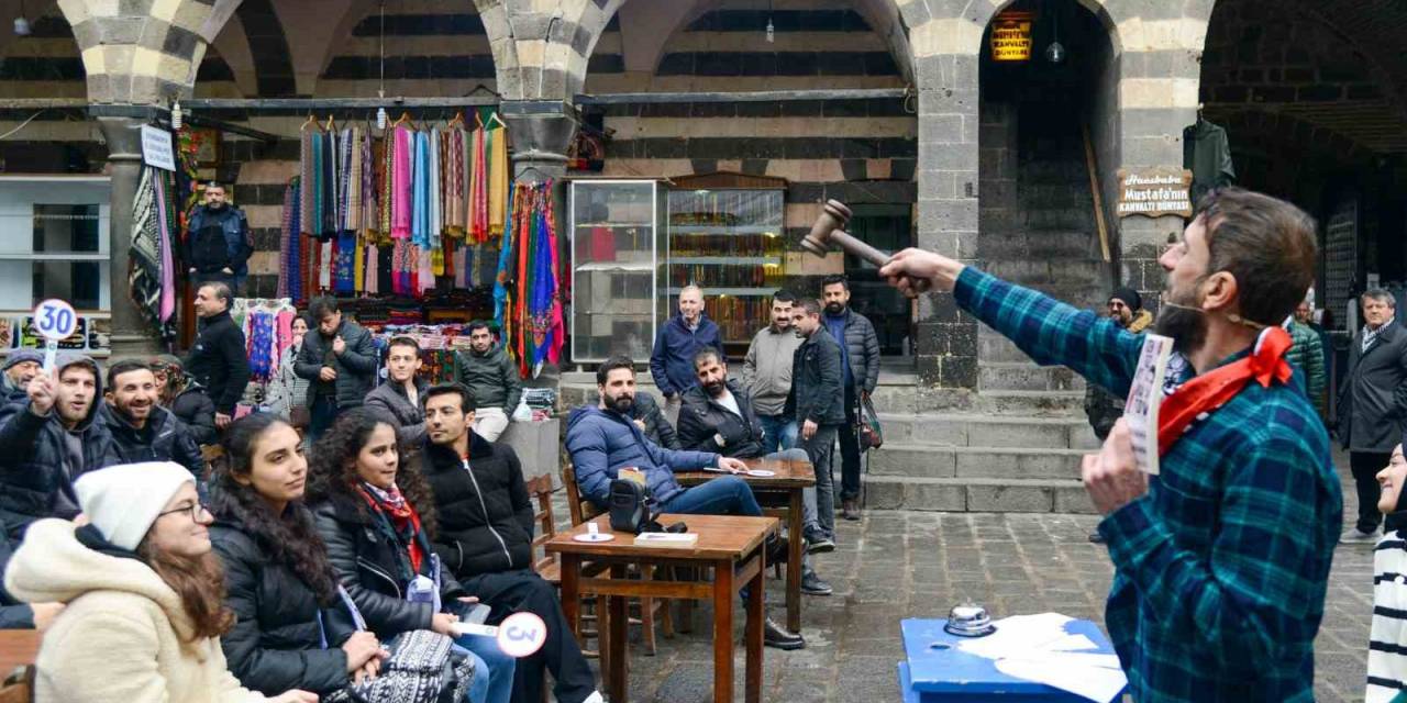 Tarihi Hasan Paşa Hanı’nda Kitap Mezadı