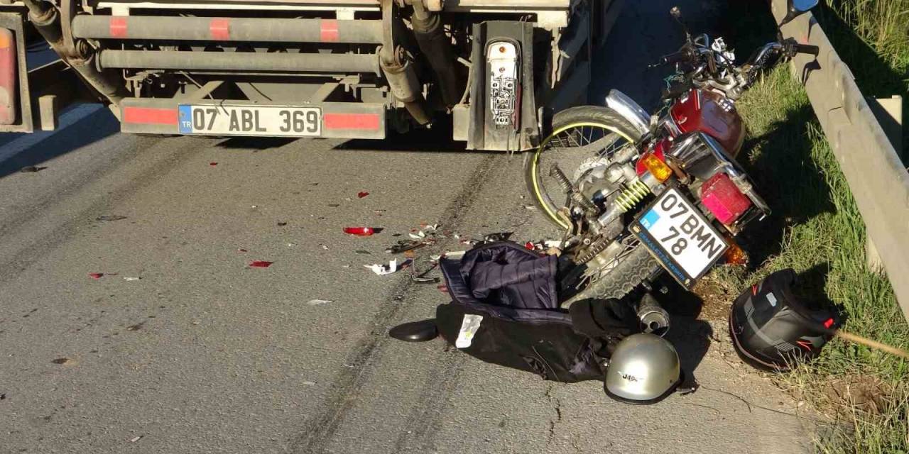 Kamyona Arkadan Çarptılar, Kaskları Sayesinde Ölümden Döndüler