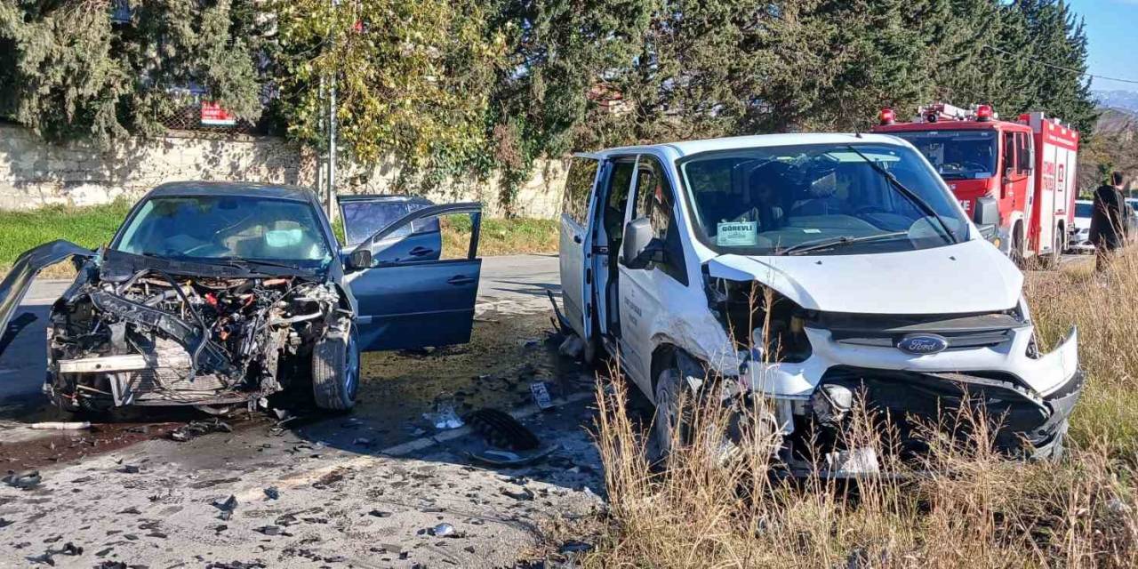 Büyükçekmece’de Ters Yönden Hızla Caddeye Çıkan Sürücü Kazaya Neden Oldu: 2 Yaralı