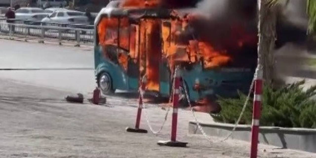 Dolmuş Küle Döndü, Minibüsten Geriye Demir Yığını Kaldı