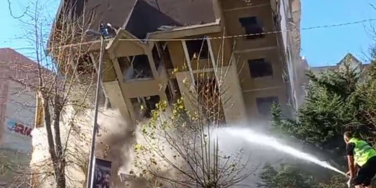 Esenyurt’ta Yıkımı Yapılan Bina Bir Anda Çöktü