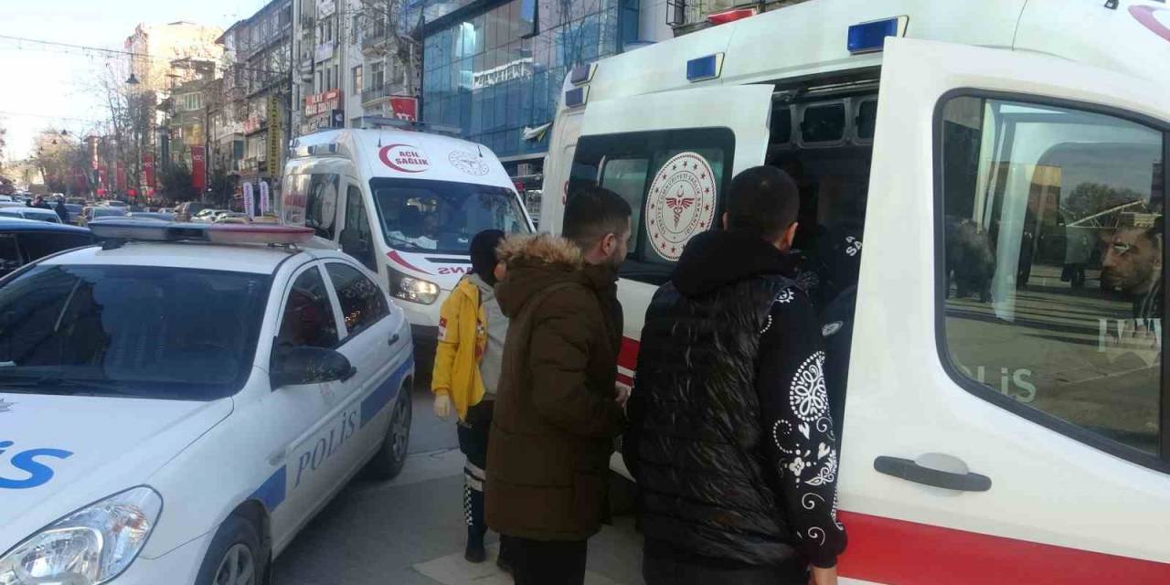 Bıçaklı Saldırıya Uğrayan Genç Ağır Yaralandı