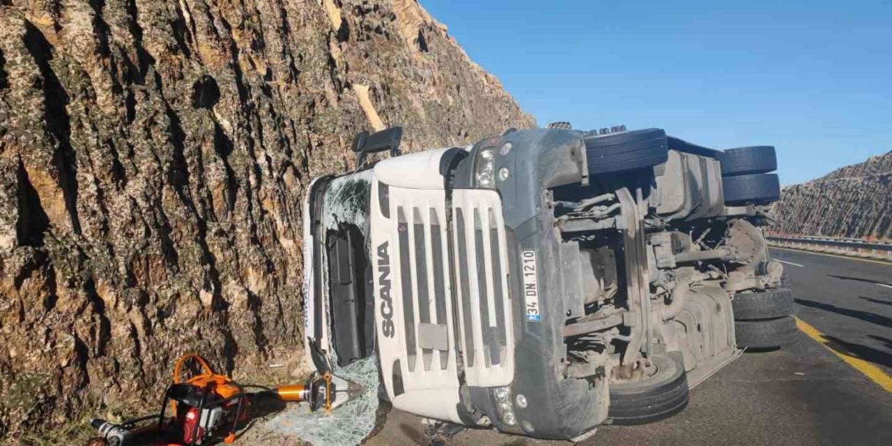 Şanlıurfa’da Devrilen Tırın Sürücüsü Öldü