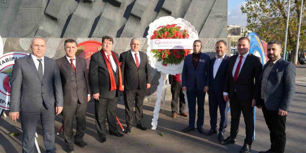 Gaziantep’in 102. Kurtuluş Yıldönümünde Gaziantep Dernekleri Federasyonu’ndan Anlamlı Ziyaret