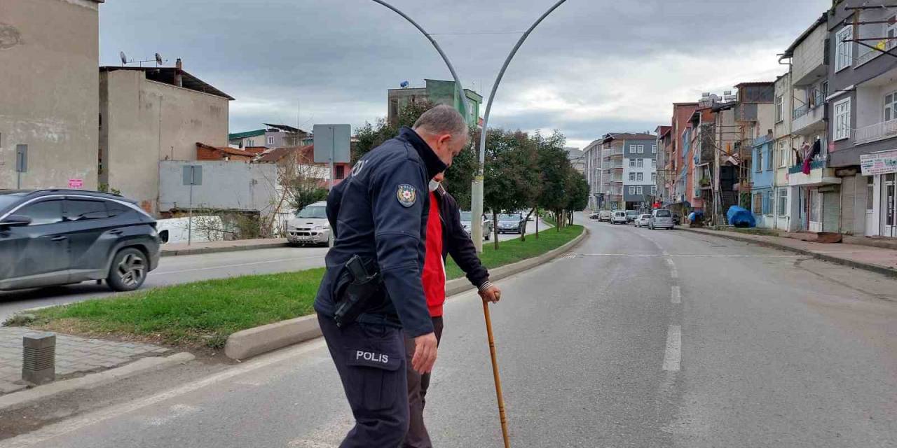 Engelli Vatandaşın Yardımına Polis Koştu