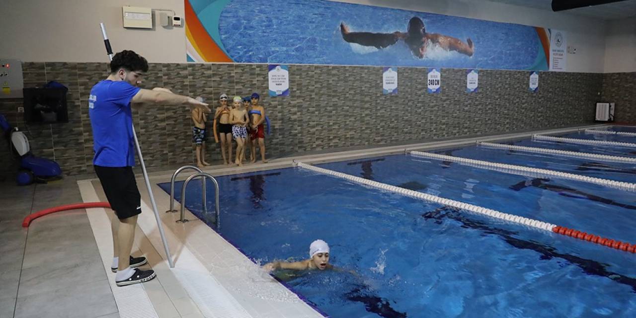 Gaziosmanpaşa’da Öğrencilere Ücretsiz Yüzme Kursu
