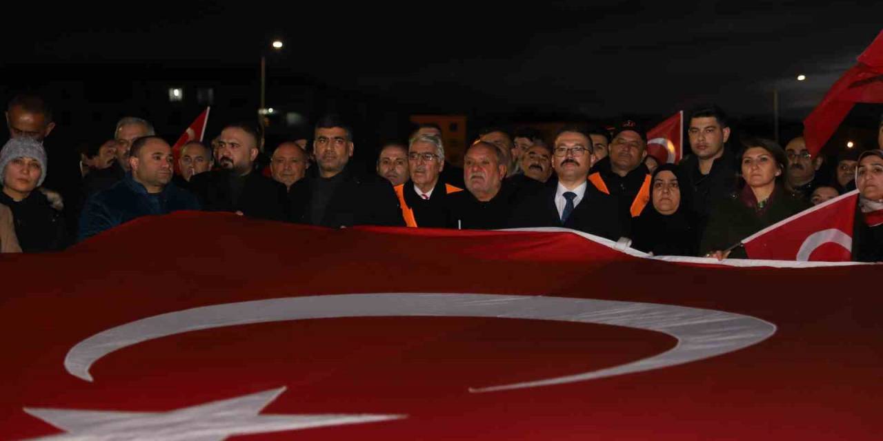 Iğdır’da Dev Türk Bayraklarıyla Teröre Lanet Yürüyüşü Yapıldı