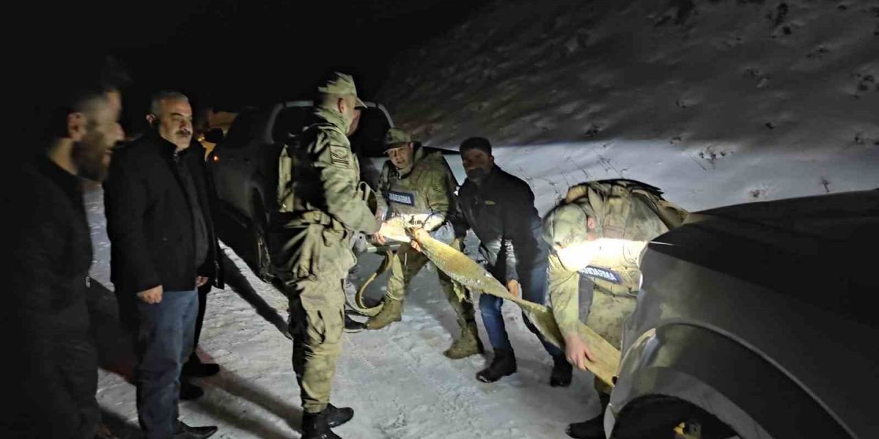 Batman’da Araçları Kara Saplanan Vatandaşları Jandarma Kurtardı