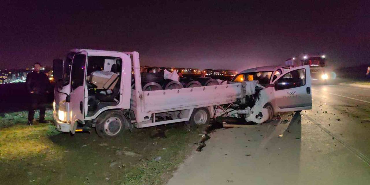 Bursa’da Hafif Ticari Araç Kamyonetle Çarpıştı: 1 Yaralı