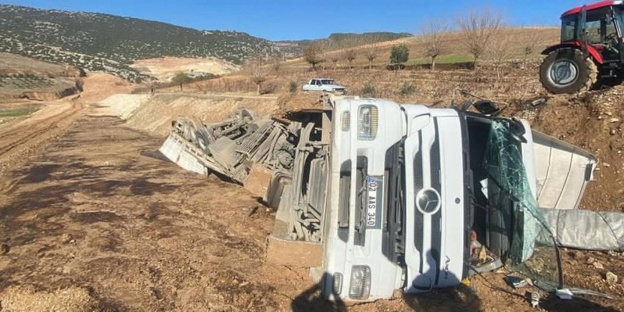 Kontrolden Çıkan Tır Şarampole Devrildi: 1 Yaralı