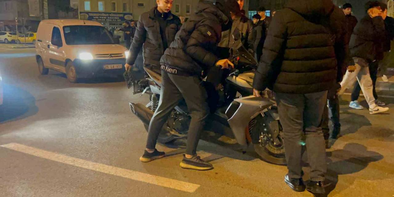 Kamyonet Motosiklete Çarptı: 2 Yaralı