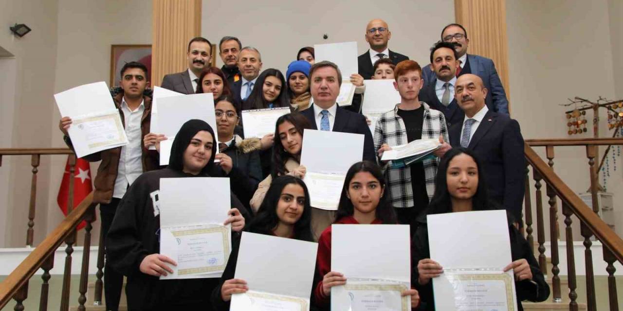 Liseli Gençlerden Örnek Davranış