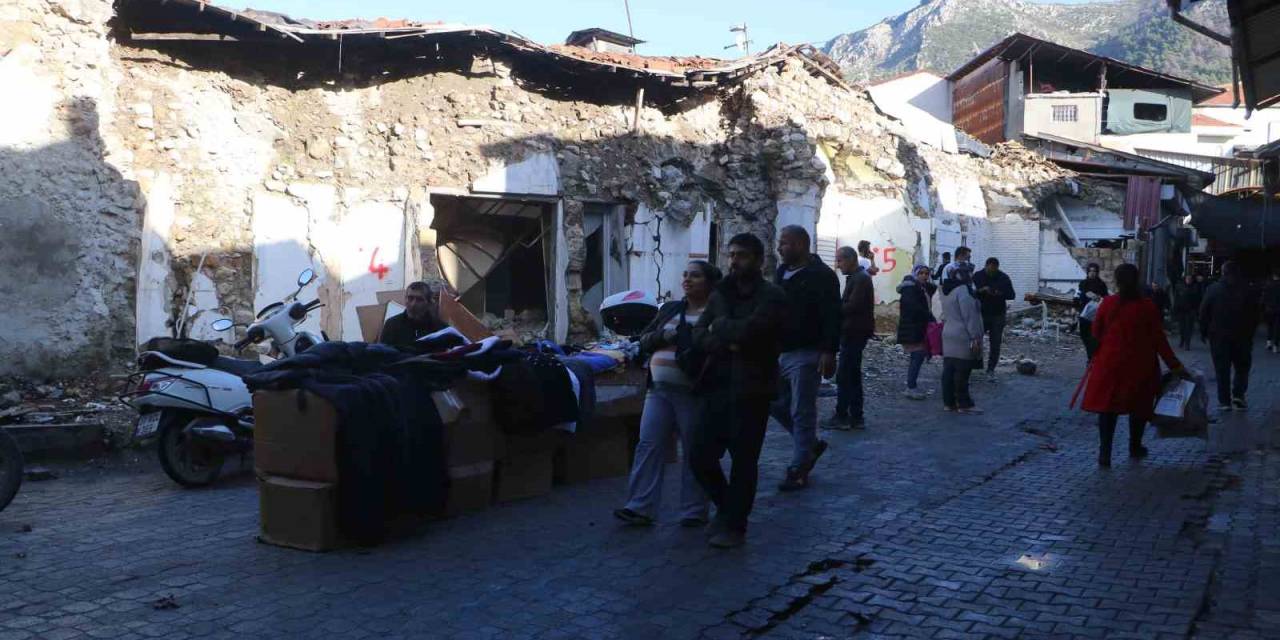 Enkaz Çarşısında Buruk Yılbaşı: Vatandaşların 2024’ten Beklentisi Depremsiz Bir Yıl