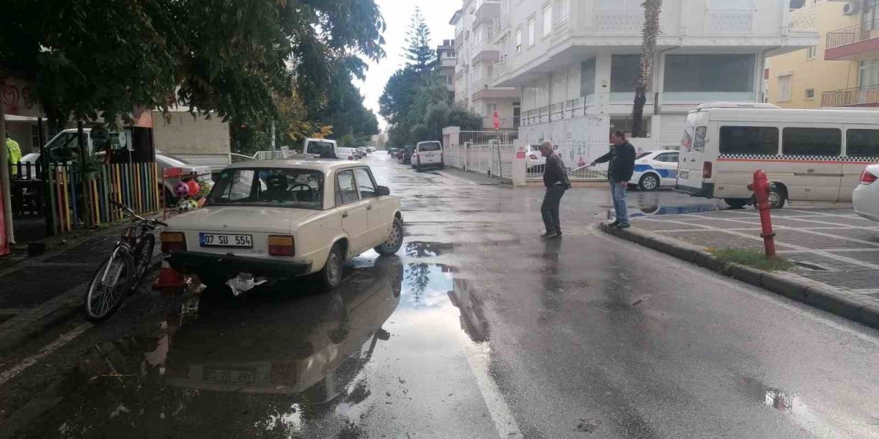 ’dur’ Levhasına Uymayan Sürücüler Caddeyi Çarpışan Otomobillere Çevirdi
