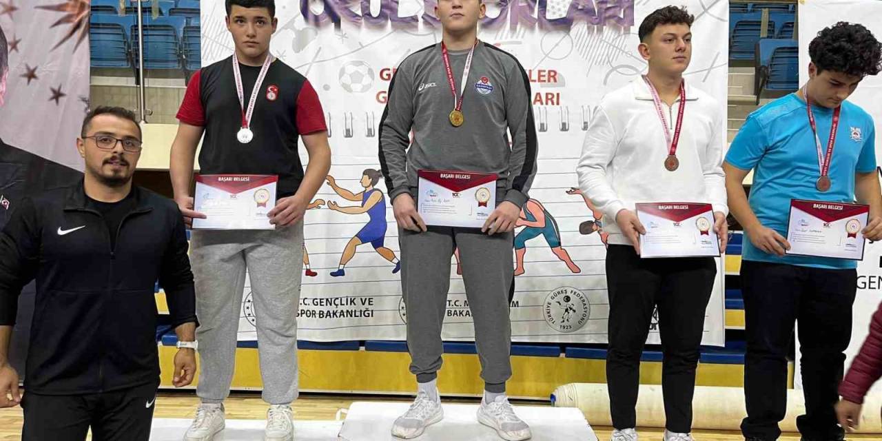 Gençler B Erkek Güreş Grup Müsabakalarına Bilecik Ev Sahipliği Yaptı