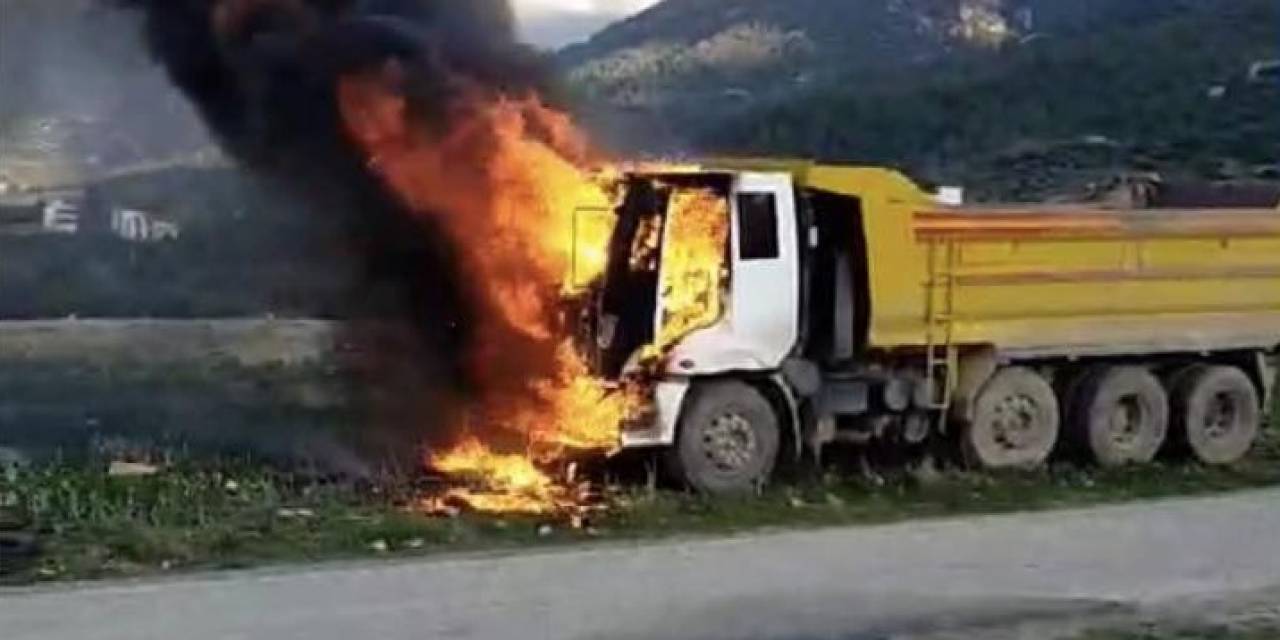 Osmaniye’de Seyir Halindeki Hafriyat Kamyonu Yandı