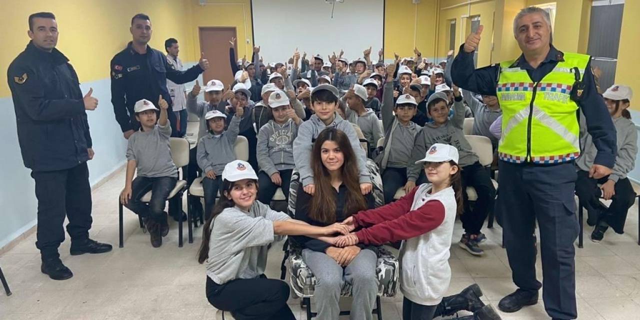 Trafik Jandarma Ekipleri Öğrencileri Bilgilendirdi