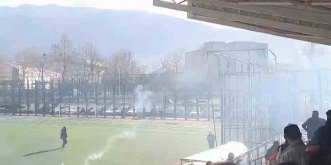 Taraftarlar Torpil Ve Meşalelerle Ortalığı Savaş Alanına Çevirdi